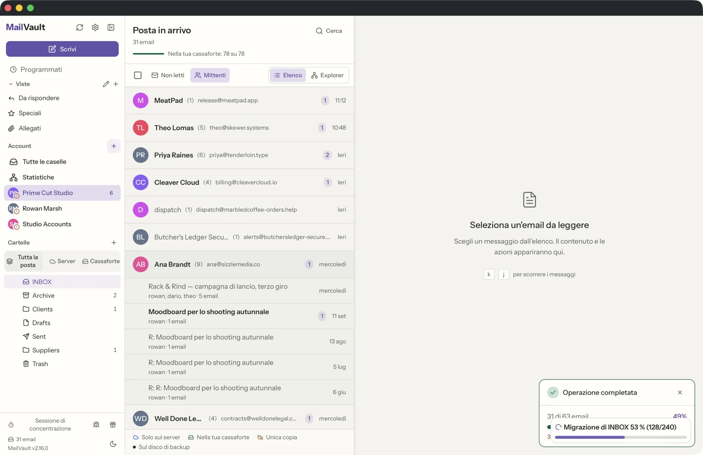 Vista raggruppata per mittente di MailVault, con un argomento espanso e le risposte inviate intercalate · MailVault version 2.16.0