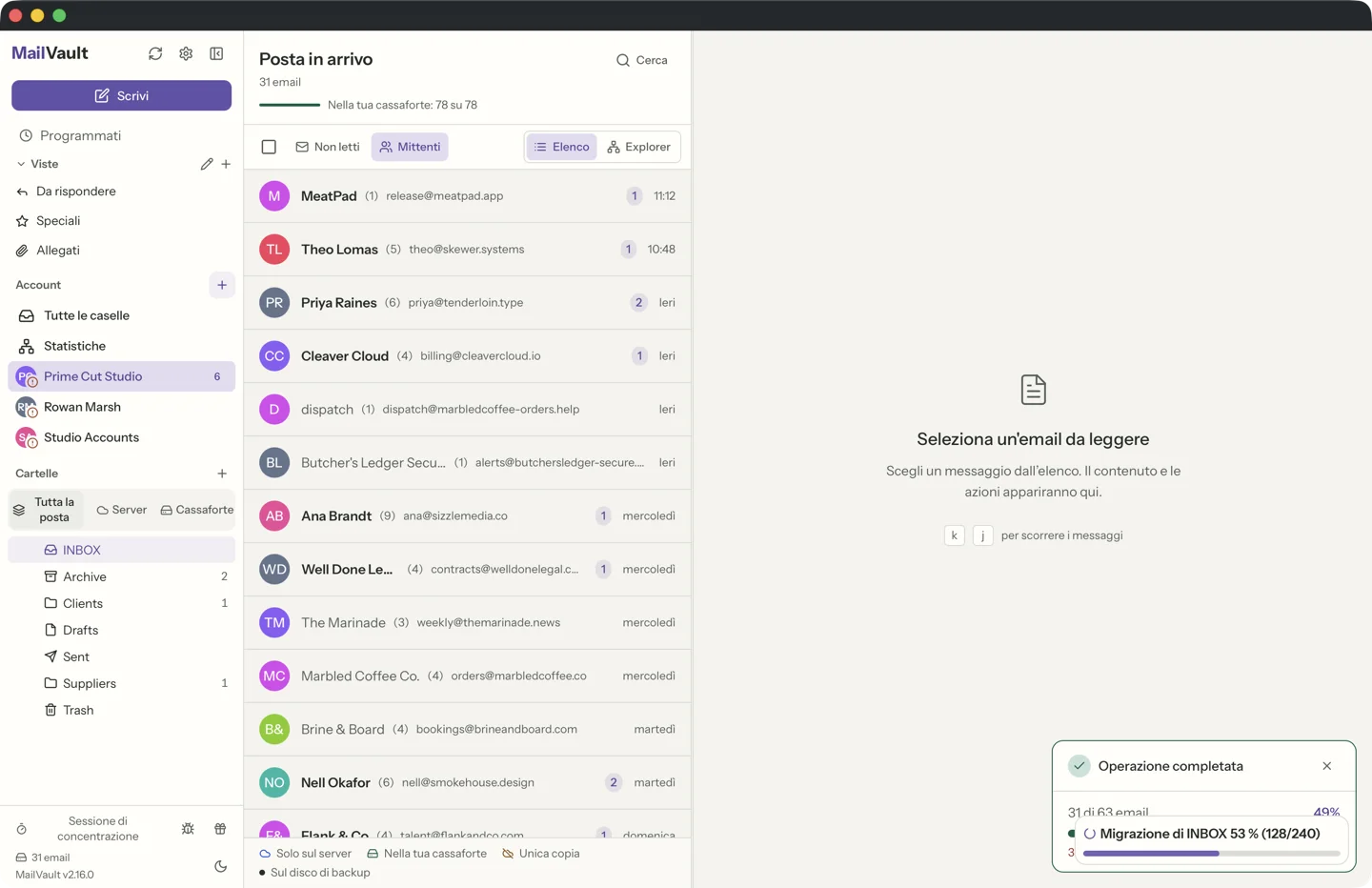 Vista Raggruppa per mittente di MailVault, con le email organizzate per contatto · MailVault version 2.16.0