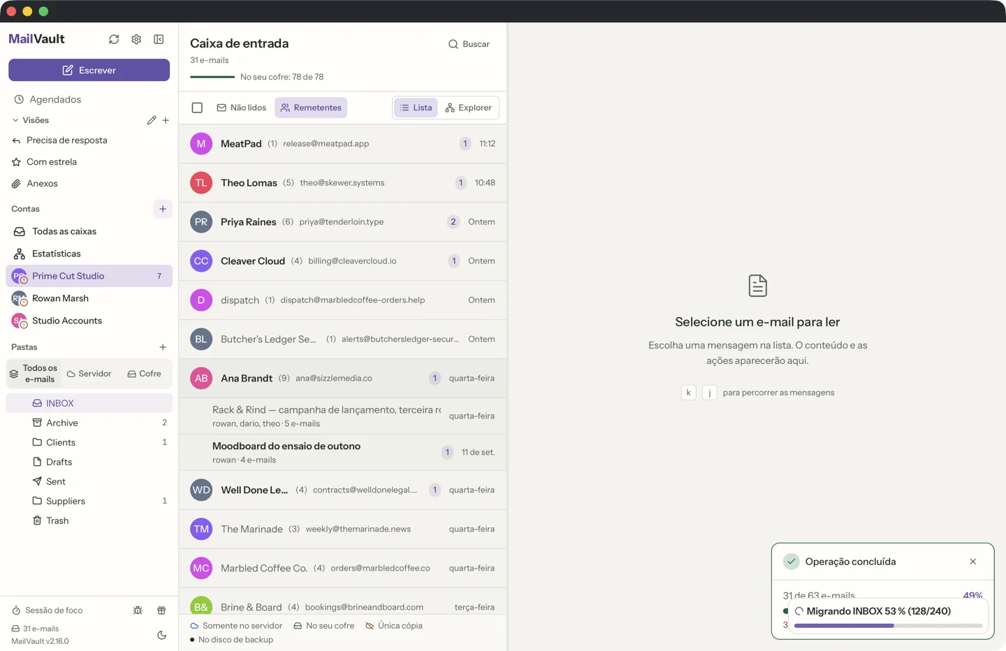 MailVault version 2.16.0 Visão agrupada por remetente do MailVault com um tópico expandido mostrando as respostas enviadas intercaladas · MailVault version 2.16.0