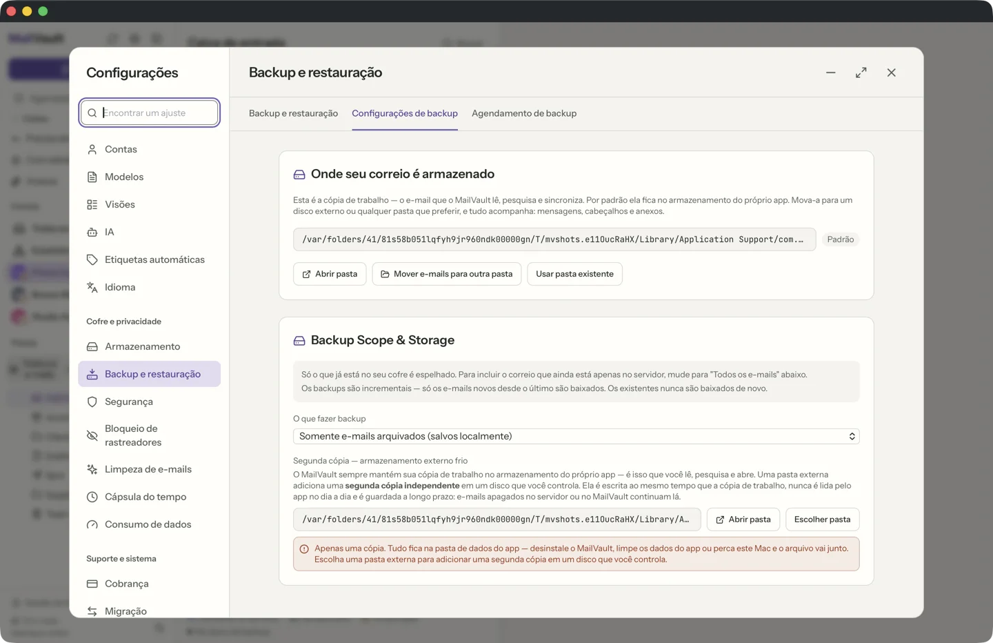 Configurações do MailVault, Backup e restauração, aba Configurações de backup. Ela mostra onde os e-mails estão guardados, com os botões Abrir pasta e Mover e-mails, o menu O que fazer backup definido como Somente e-mails arquivados e o seletor de pasta da segunda cópia, armazenamento externo frio.